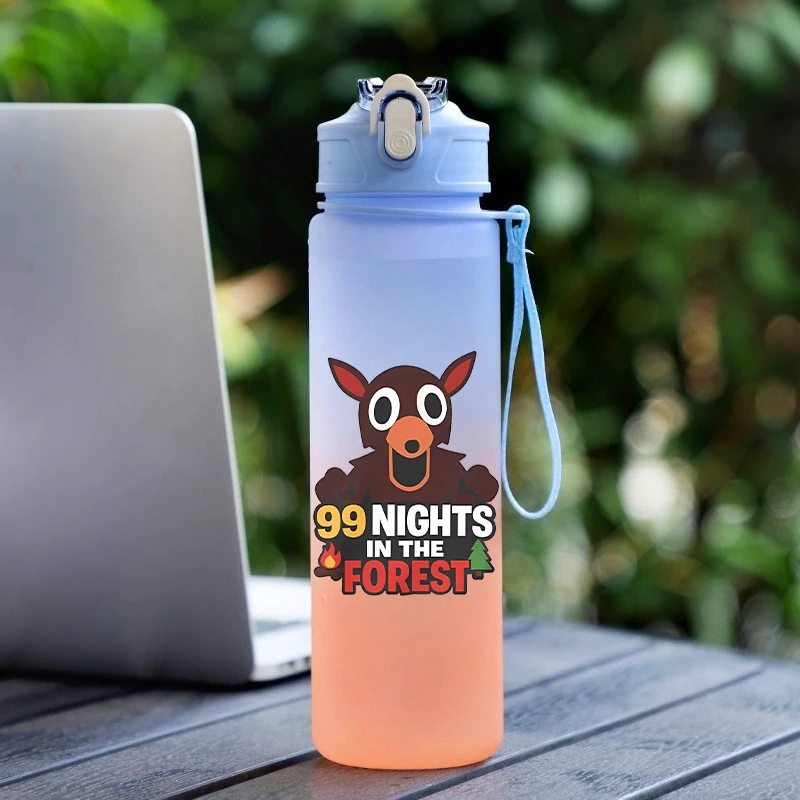 99 Nights in The Forest Wasserflasche mit Strohhalm für Jungen, Outdoor-Sport, 750 ml, Anime-Schnabeltassen, neue Schüler-Schulbecher, Kindergeschenk Image