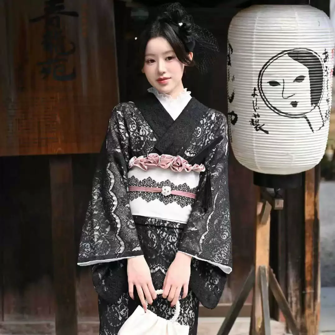 Japanischer traditioneller Damen-Kimono mit Spitzenkomon-Muster und doppellagiger Schicht Image