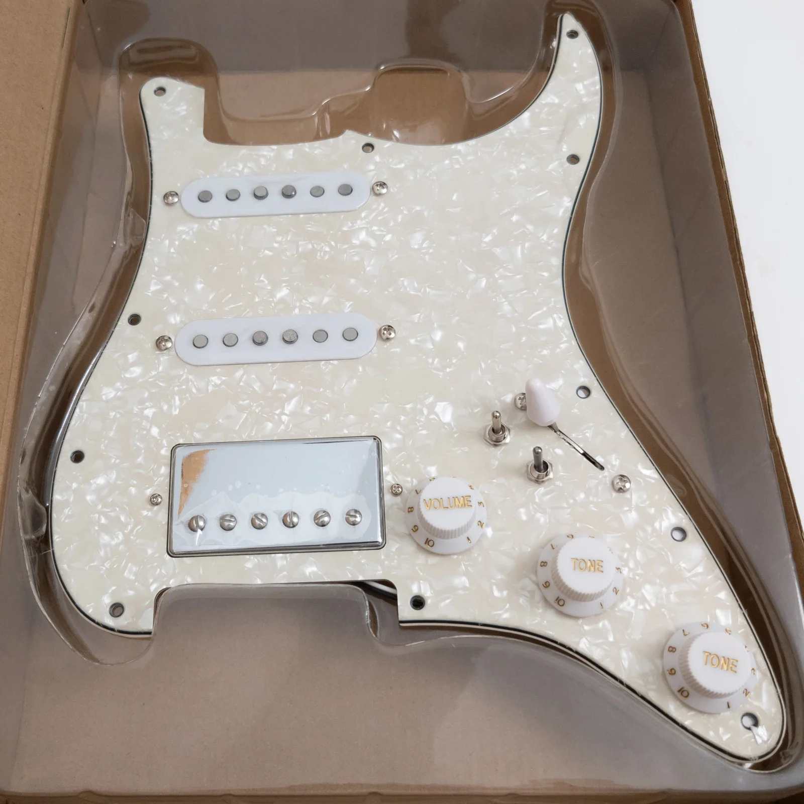 Vorverdrahtetes, geladenes Schlagbrett-Set mit Spulensplittern von Alnico 5-Humbuckern für E-Gitarre im ST-Stil Image