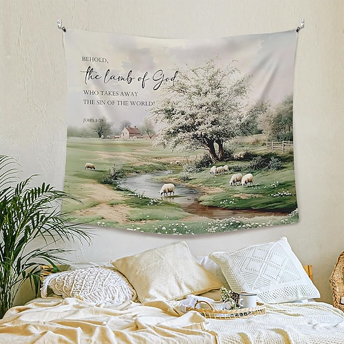Seht das Lamm Gottes, das die Sünde der Welt hinwegnimmt (Johannes 1,29). (Christliche Bibelstelle, Bibelvers, Schaf, weißer Baum, ländliche Landschaft, Wandteppich, Schlafzimmer, Wohnzimmer, Image