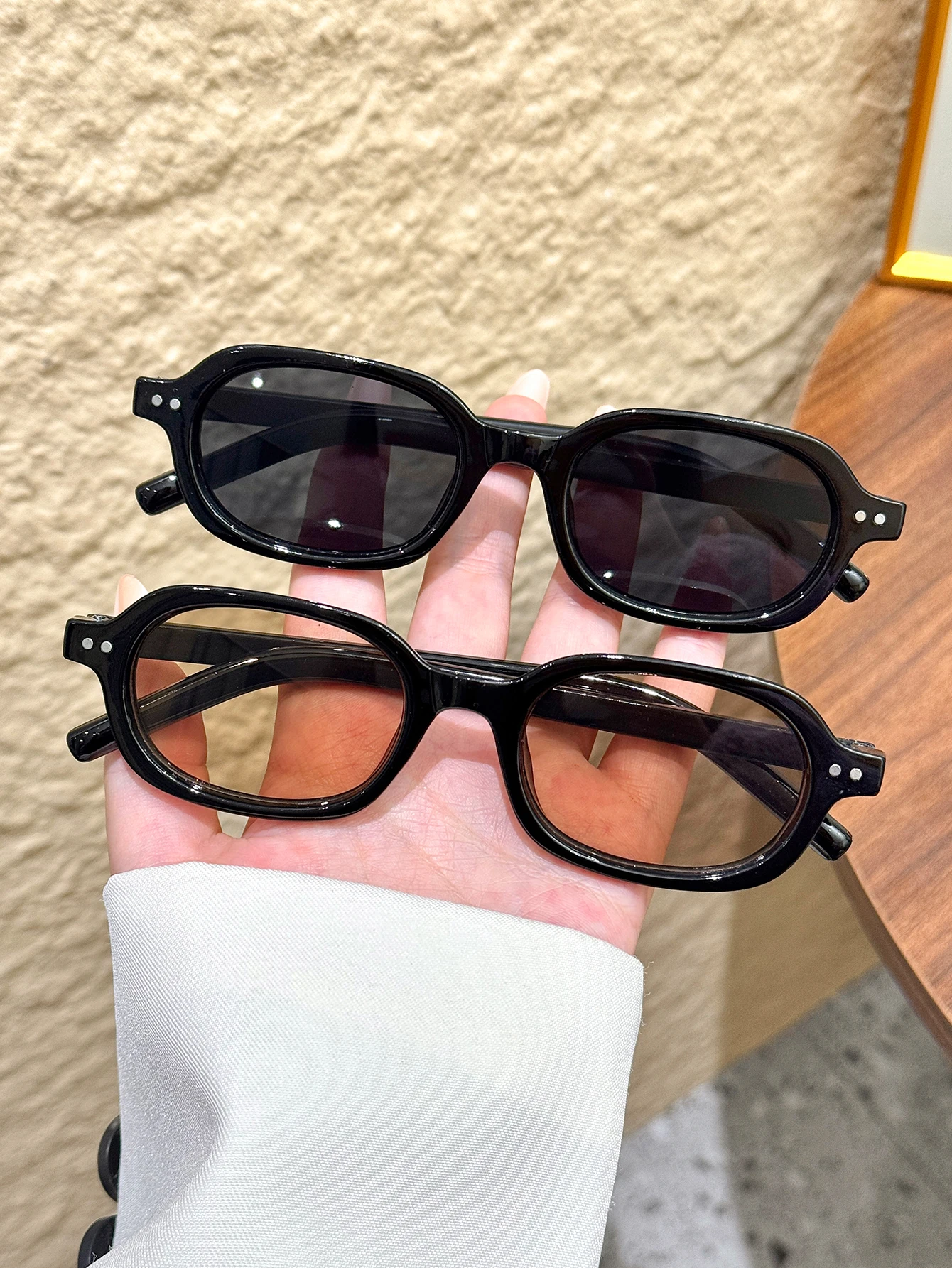 2-teiliges Set quadratischer Sonnenbrillen im Retro-Stil, kleine Nietenverzierungen, bequem für Pendeln und Ausflüge Image