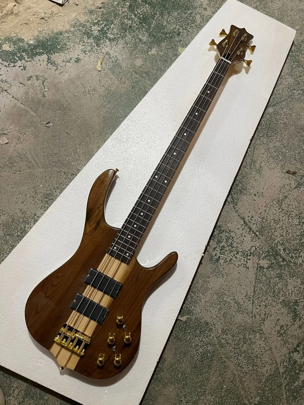 4-saitige E-Bassgitarre aus Walnussholz mit goldener Hardware, durchgehender Hals, individuelle Anpassung Image