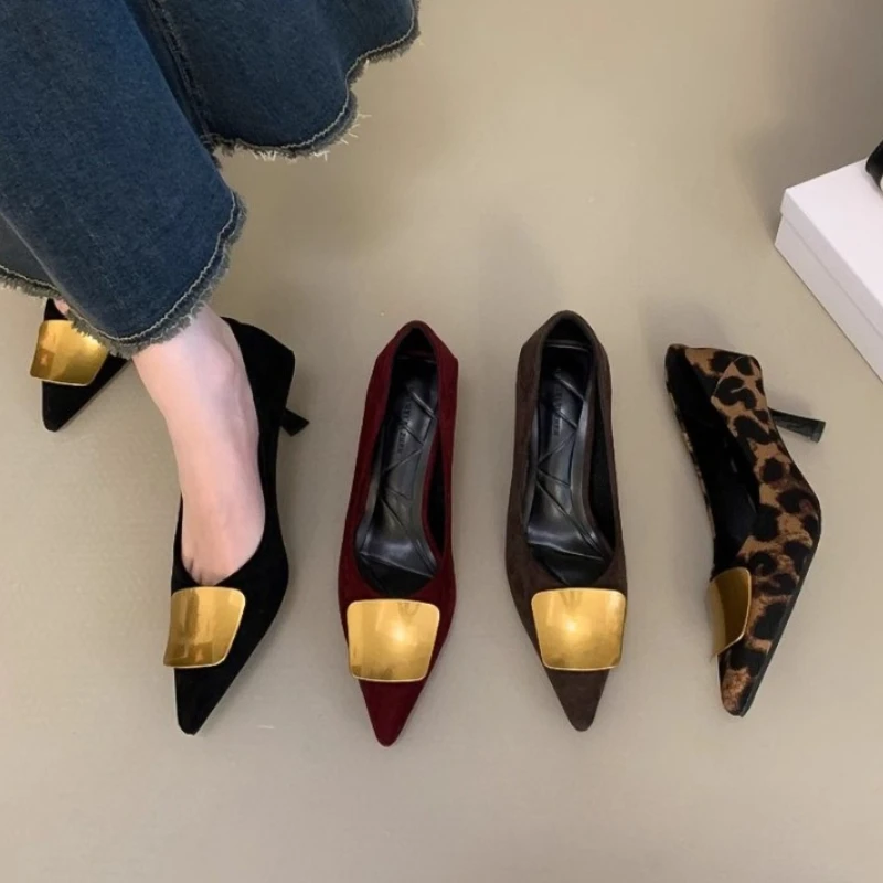 2026 frühling Metall Dekoration Frauen Pumpt Schuhe Damen Leopard Print Slip Auf Leder Schuhe Elegante Spitz Party Kleid Schuhe