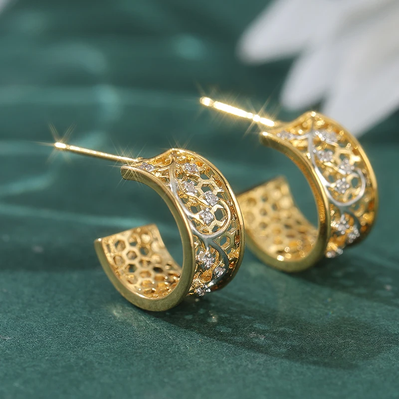 Trendige, exquisite, vergoldete Ohrringe mit hohlen Blumenmuster-Einlagen aus Zirkonia, einfache C-förmige Ohrringe, Ohrschmuck. Image