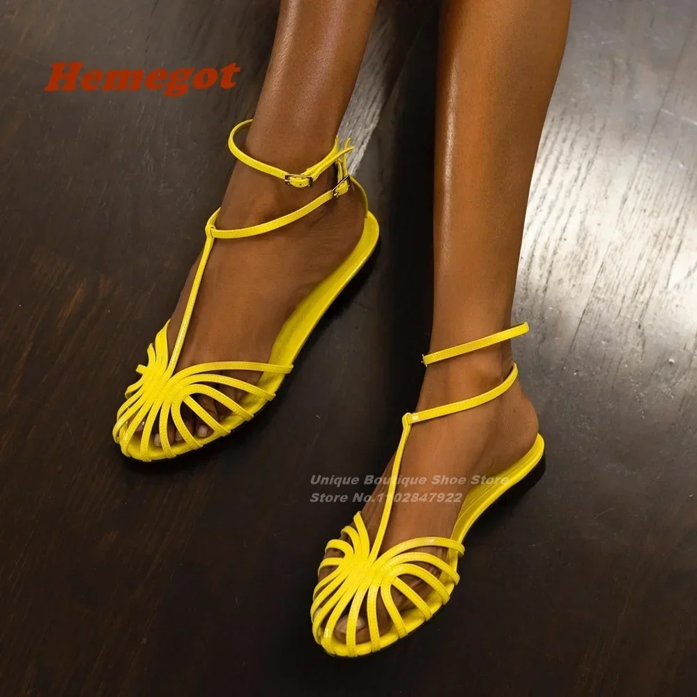 Gelbe Sandalen mit T-Riemen-Schnalle, runder Zehenbereich, flach, mit Bonbonfarben, Sommersandalen für Damen, 2026, neue elegante Party-Schuhe, große Größe