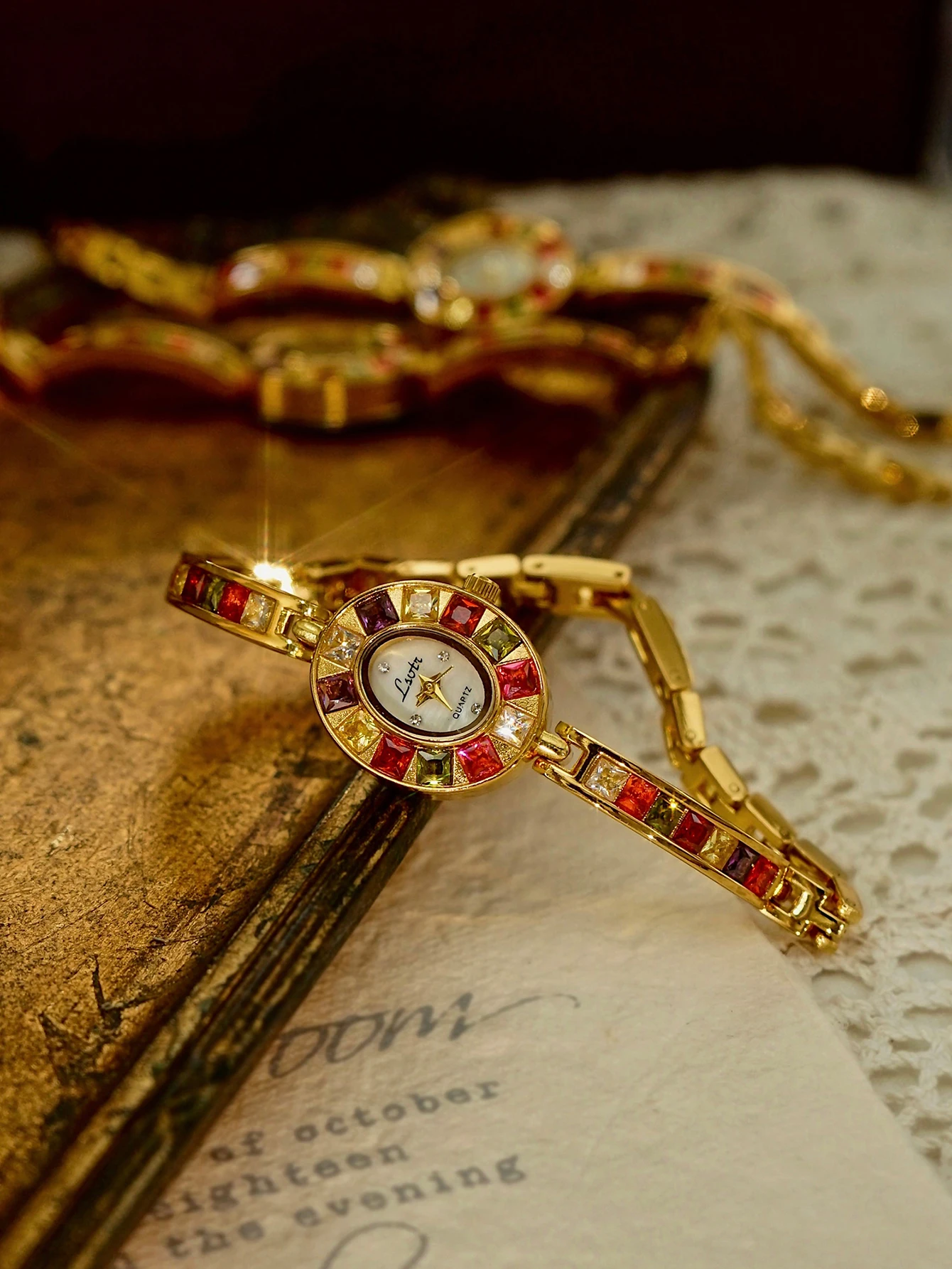 1 Stück neue hochwertige, farbenfrohe Turmalin-Edelstein-Strass-Intarsien, luxuriöse Retro-elegante Mode-Damenuhr, ovales Perlmutt-Zifferblatt, 30 m wasserdicht, geeignet für Alltag, Party, Urlaub,