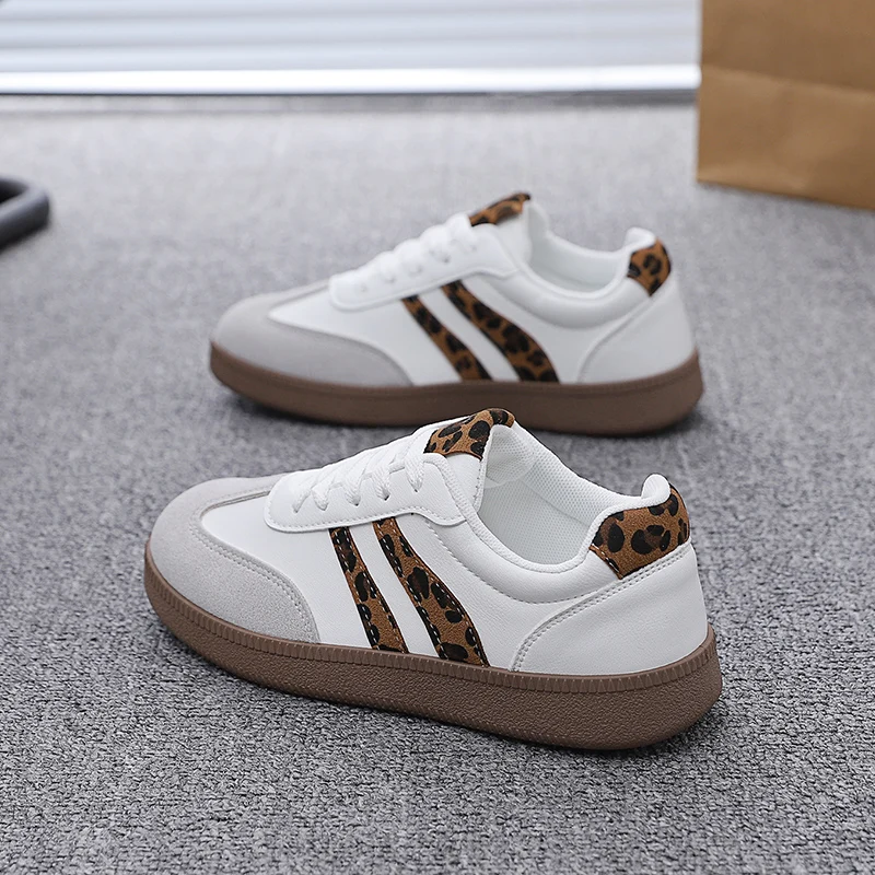 Damen Mode Weinrote Flache Sneaker 2026 Frühling Weiß Gestreifte Dicksohlige Freizeitschuhe Leichte Streetwear Vulkanisierte Schuhe