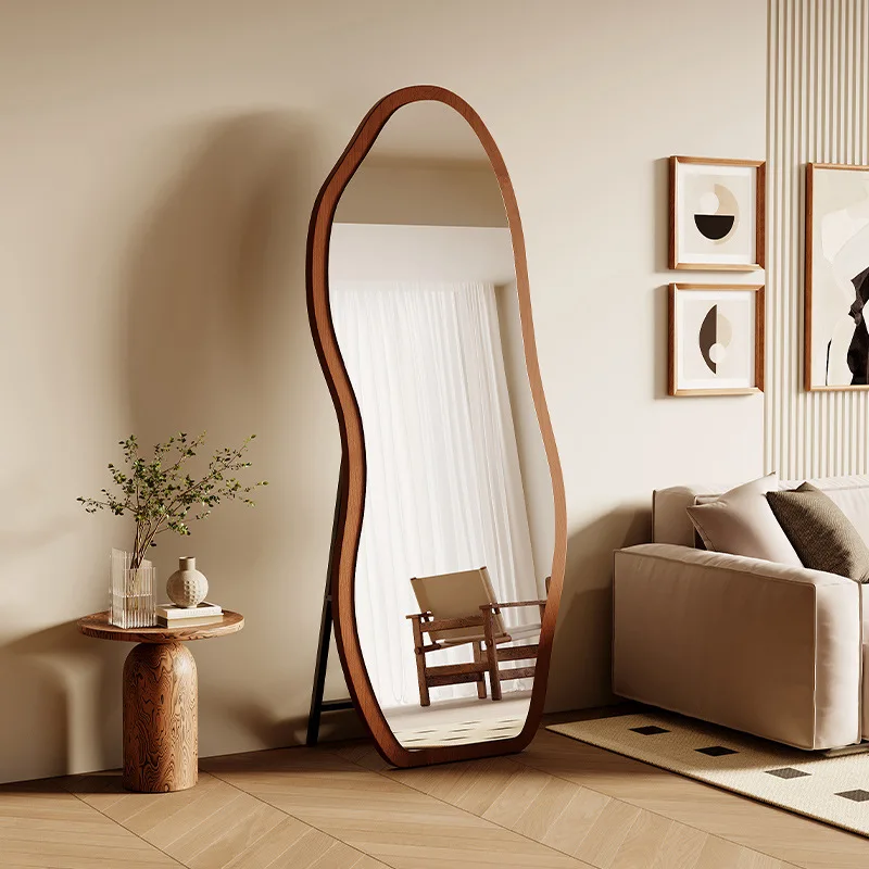 Mittelalterlicher Ganzkörperspiegel vom Boden bis zur Decke, speziell geformter Wandspiegel für Mädchenzimmer.