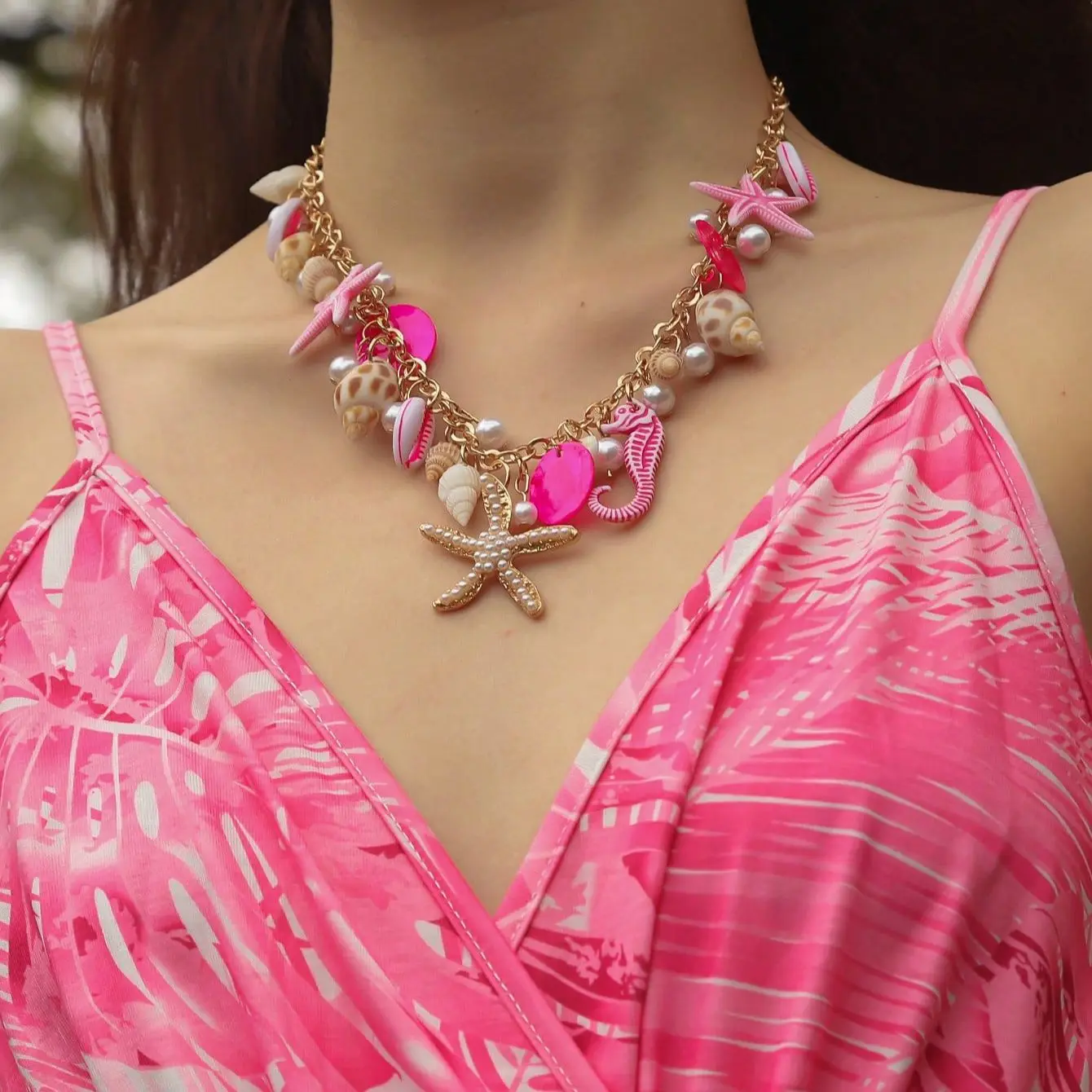 1 collana con pendente a forma di cavalluccio marino con stella marina e conchiglia di perle, collana bohémien al mare, signora. Collana con articolo di moda