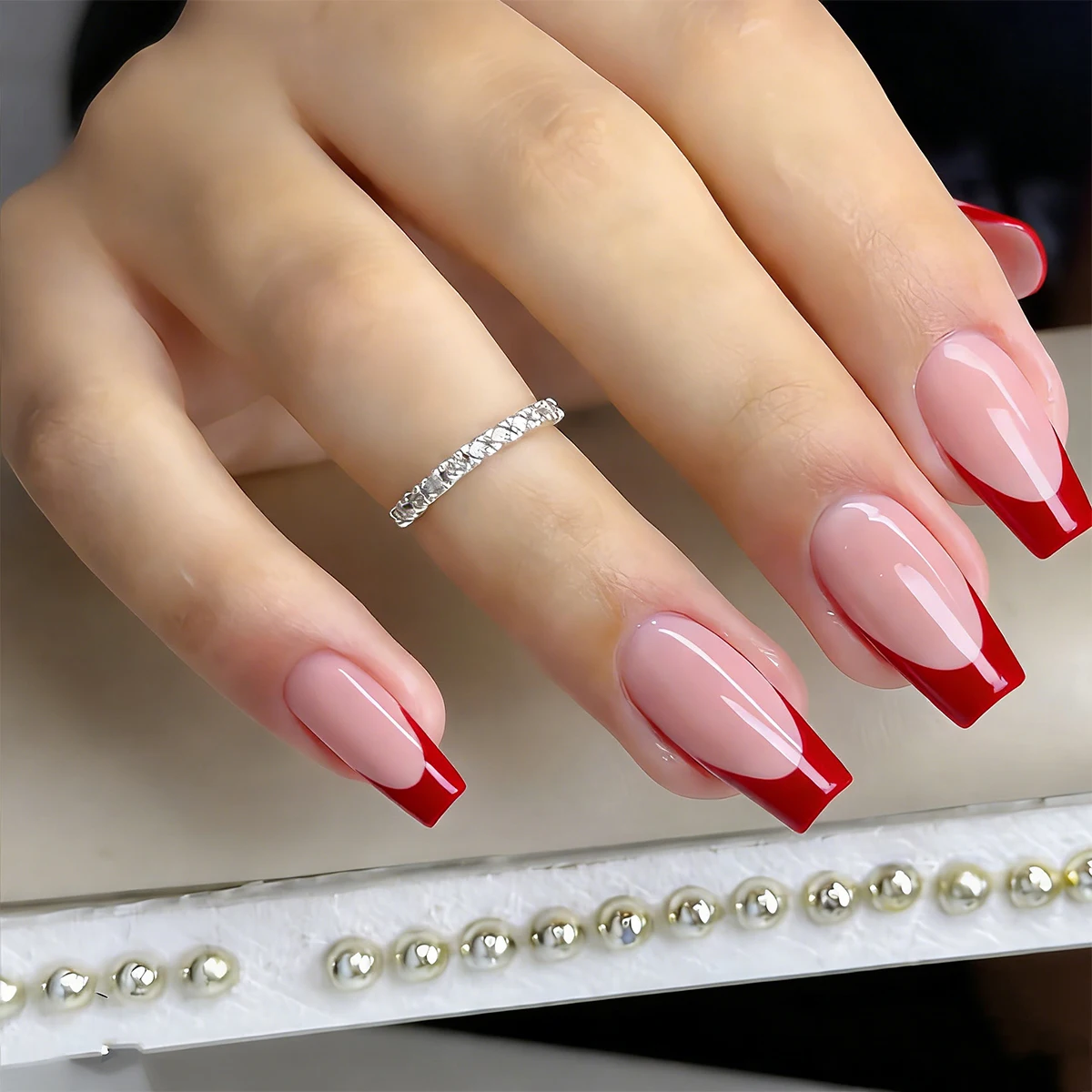 Einfache und klassische 24-teilige mittellange, rosafarbene DIY-Glanz-Press-On-Kunstnägel mit roten Streifen, geeignet für Hauspartys, abnehmbare Kunstnägel für den täglichen Gebrauch und für Dates, Image
