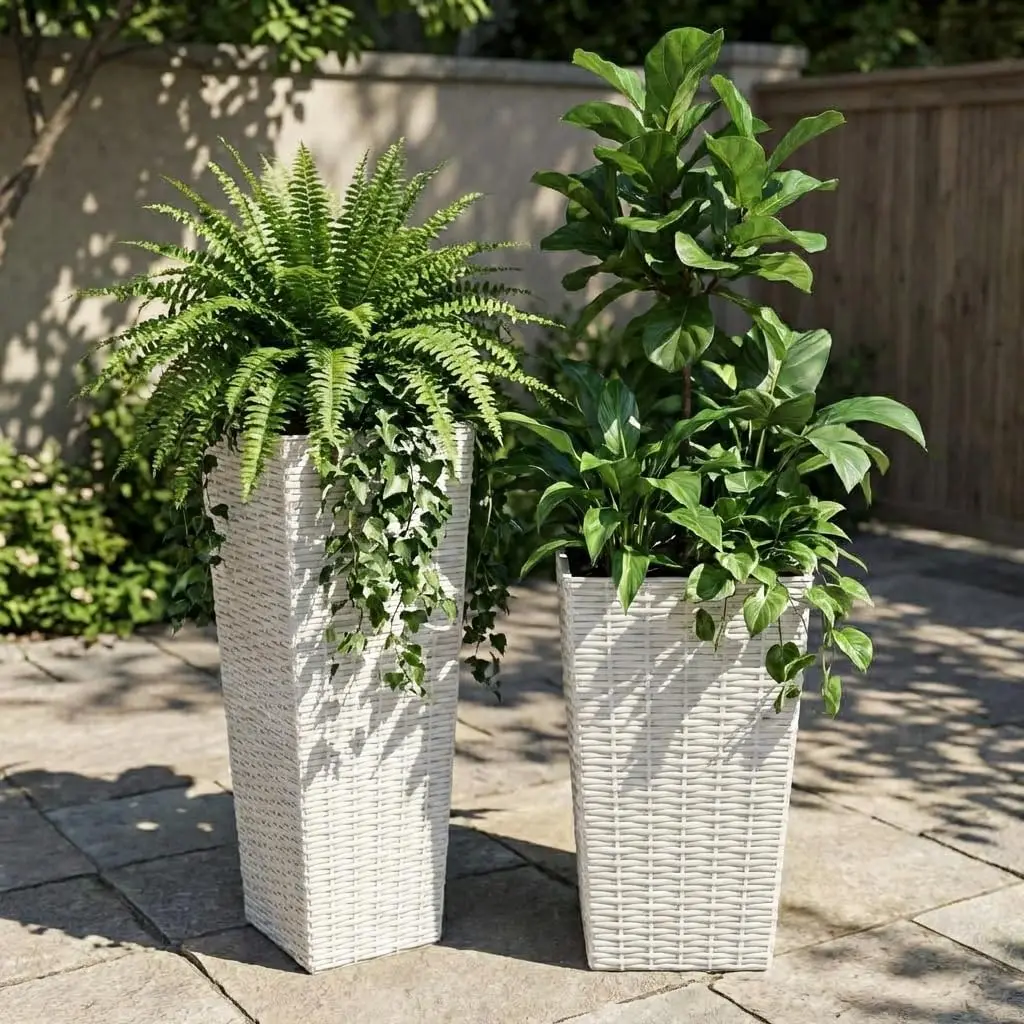 Set aus 2 hohen rechteckigen Rattan-Pflanzgefäßen 24"/32" – Outdoor-Blumentöpfe aus Kunststoff mit herausnehmbaren Einlagen und Drainagelöchern für Garten und Terrasse Image