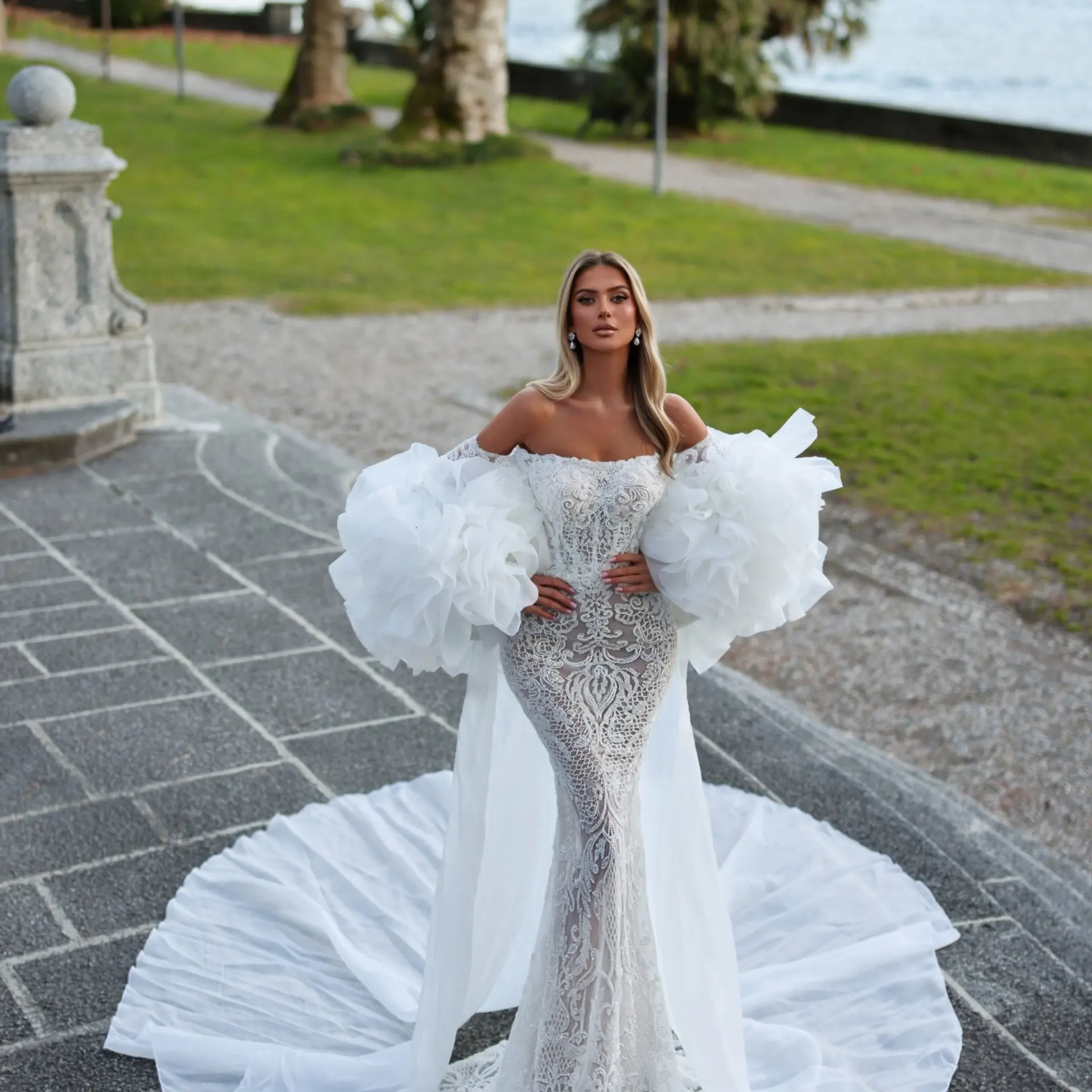 Eleganter weißer Brautschal mit dramatischen Ballonärmeln und fließender Schleppe – Luxuriöses Hochzeits-Bolero-Cape als Abendkleid-Accessoire Image