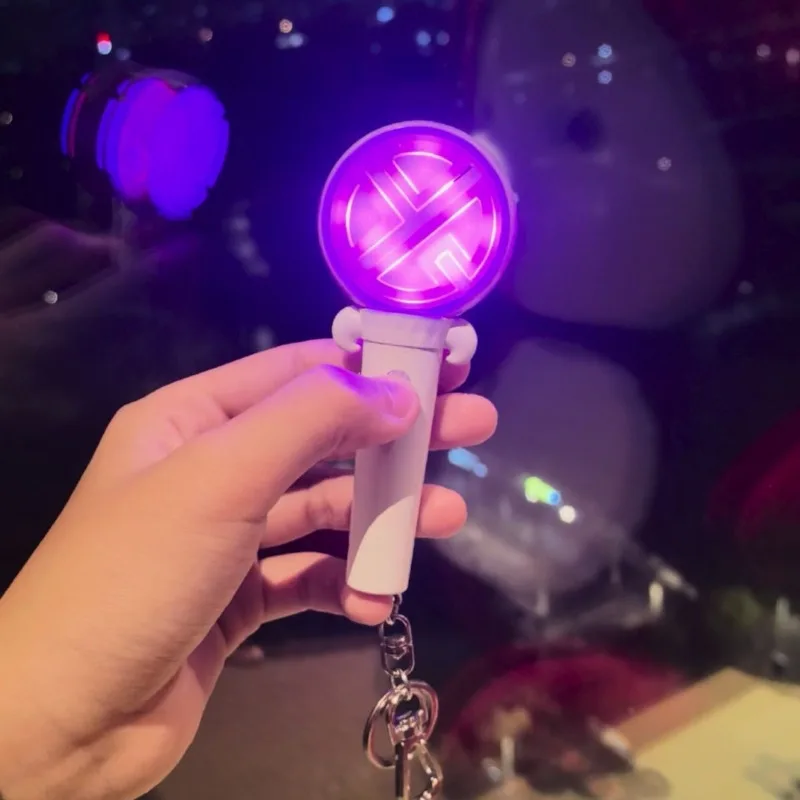 Neue Kpop LAY Mini-Leuchtstab-Schlüsselanhänger, kreative Leucht-Schlüsselanhänger mit Batterien und Fans als Geschenk, Schlüsselanhänger Image