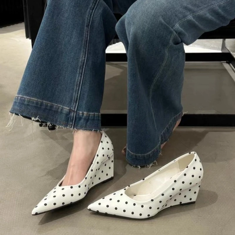 Designer Luxus Keile Ferse Frauen Mary Jane Schuhe Prägnante Flache Slip Auf Schuhe Damen Elegante Spitz Kleid Polka Dot Pumps