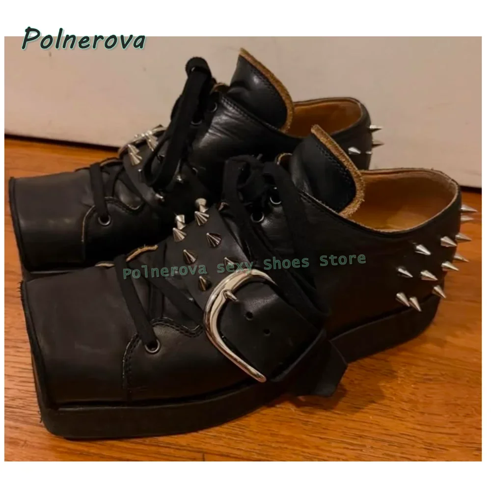 Schwarze Nietengürtelschnallen-Pumps 2026 Frühling Sommer Neuheiten Quadratische Spitze Dicke Sohle Schnürschuhe Paar PU-Leder Schuhe Casual Trend