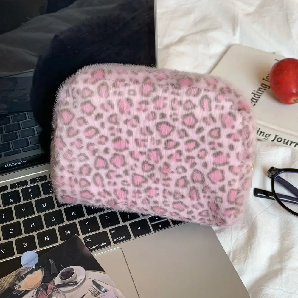 Hochwertige Flauschige Kosmetiktasche Leopardenmuster Tragbare Toilettenartikel-Organizer Große Kapazität Reise-Aufbewahrungstasche Image