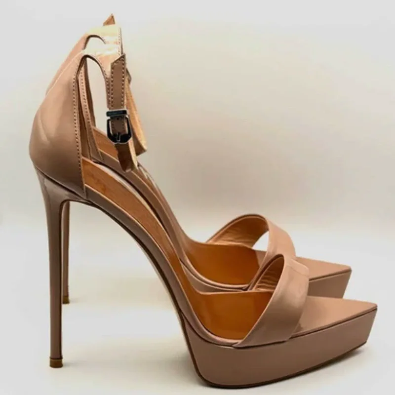 Hochhackige Sandalen Sommer neue spitze Lackleder Ein-Wort wasserdichte Tischschuhe Bankett große maßgeschneiderte Damenschuh