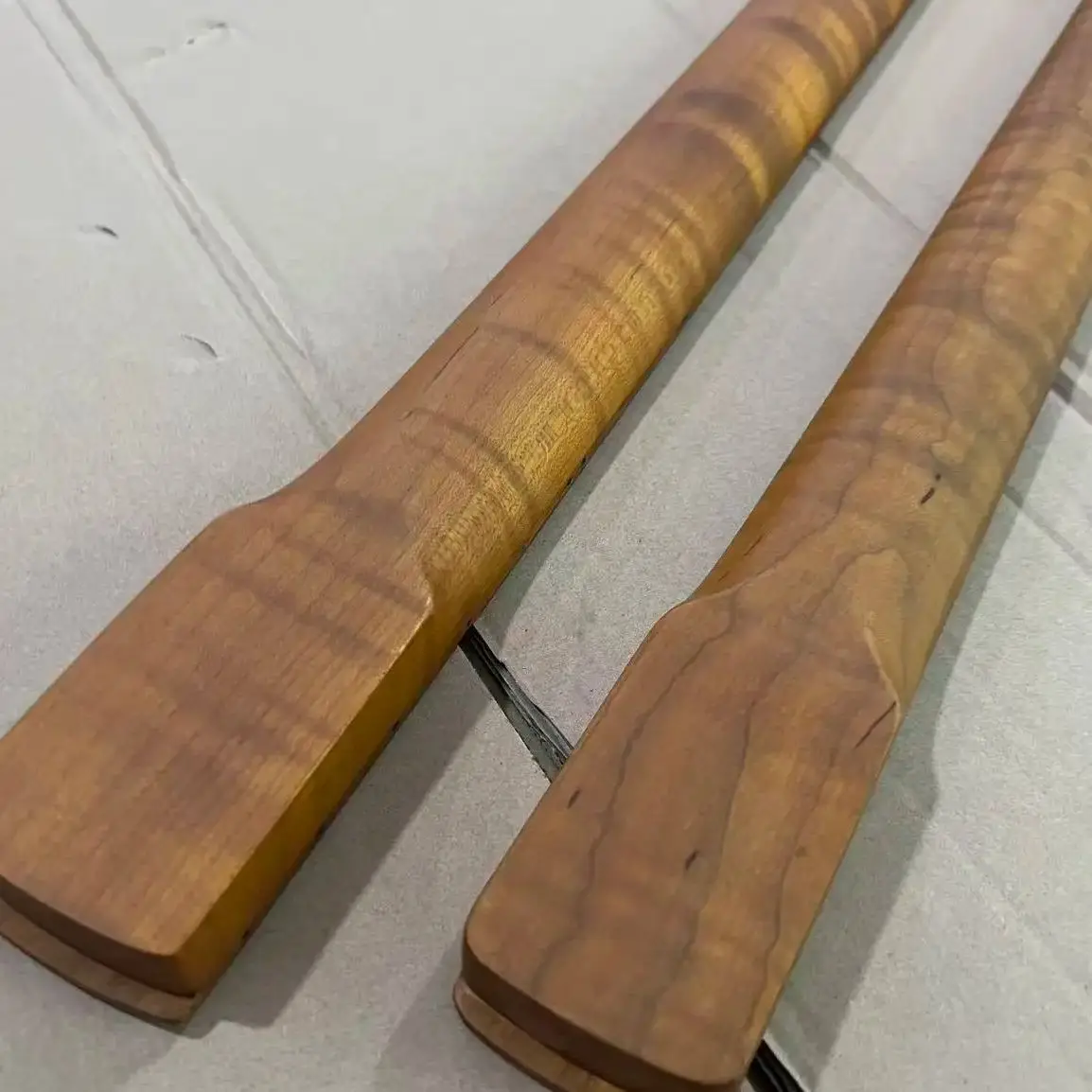 Flame Maple Gitarrenhals im ST-Stil, Griffbrett aus geröstetem Ahorn, 22 Bünde, mattes Finish für den individuellen Gitarrenbau Image