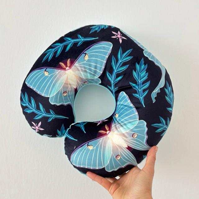 Cuscino da viaggio per il collo / Stampa botanica a forma di farfalla / cuscino da viaggio / design botanico / farfalle / cuscino a forma di U / falen