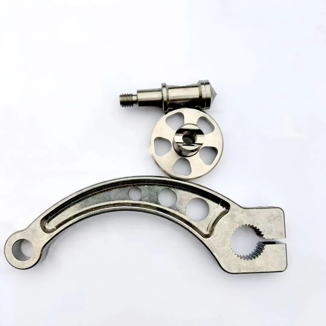 Braccio Oscillante Posteriore in Titanio Gr5 Personalizzato CNC Leva Freno Colorata per Moto Design di Fabbrica Confezione in Cartone