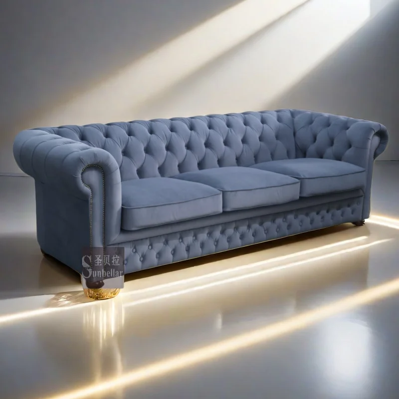 Divano Chesterfield in Tessuto Grigio OEM ODM Divano a 3 Posti in Velluto Trapuntato per Soggiorno Design Retrò Europeo Arredamento per Hotel