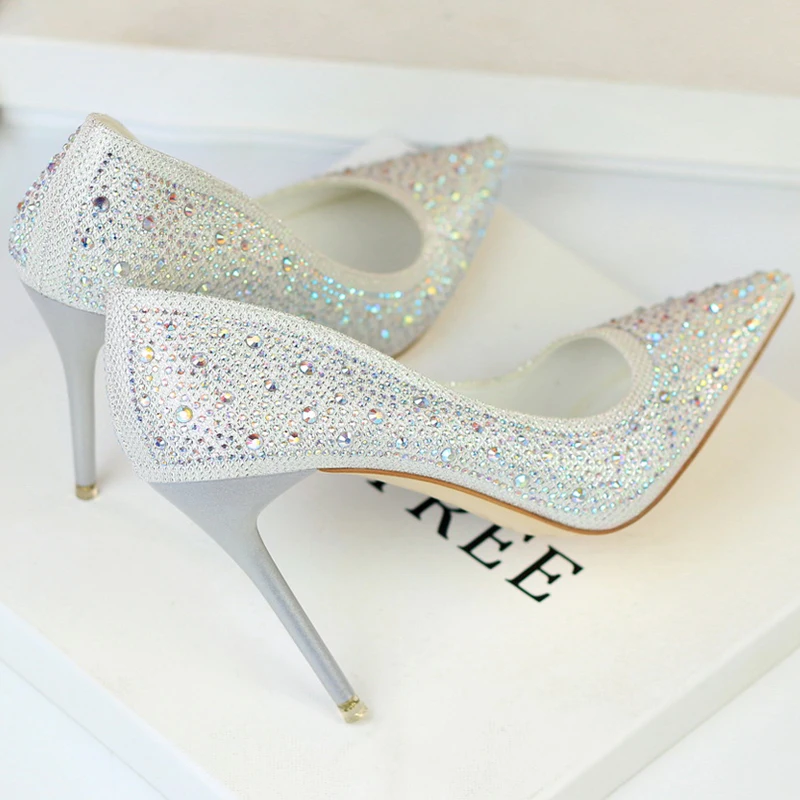 2026 Luxus Glitter Strass High Heels Frauen Pumpen Braut Weiß Silber Heels Kristall Cinderella Hochzeit Schuhe Plus Größe 42 43