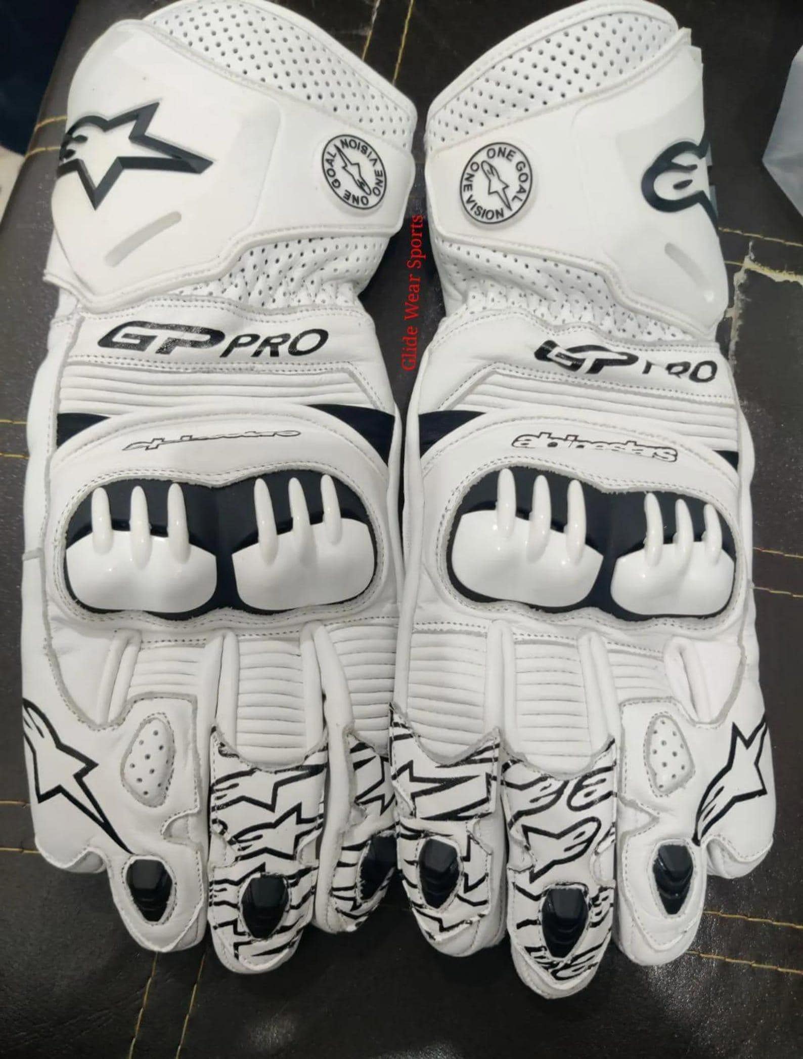 Guanti da moto Alpinestars GP Pro, bianchi e neri, in pelle, con protezioni certificate CE.