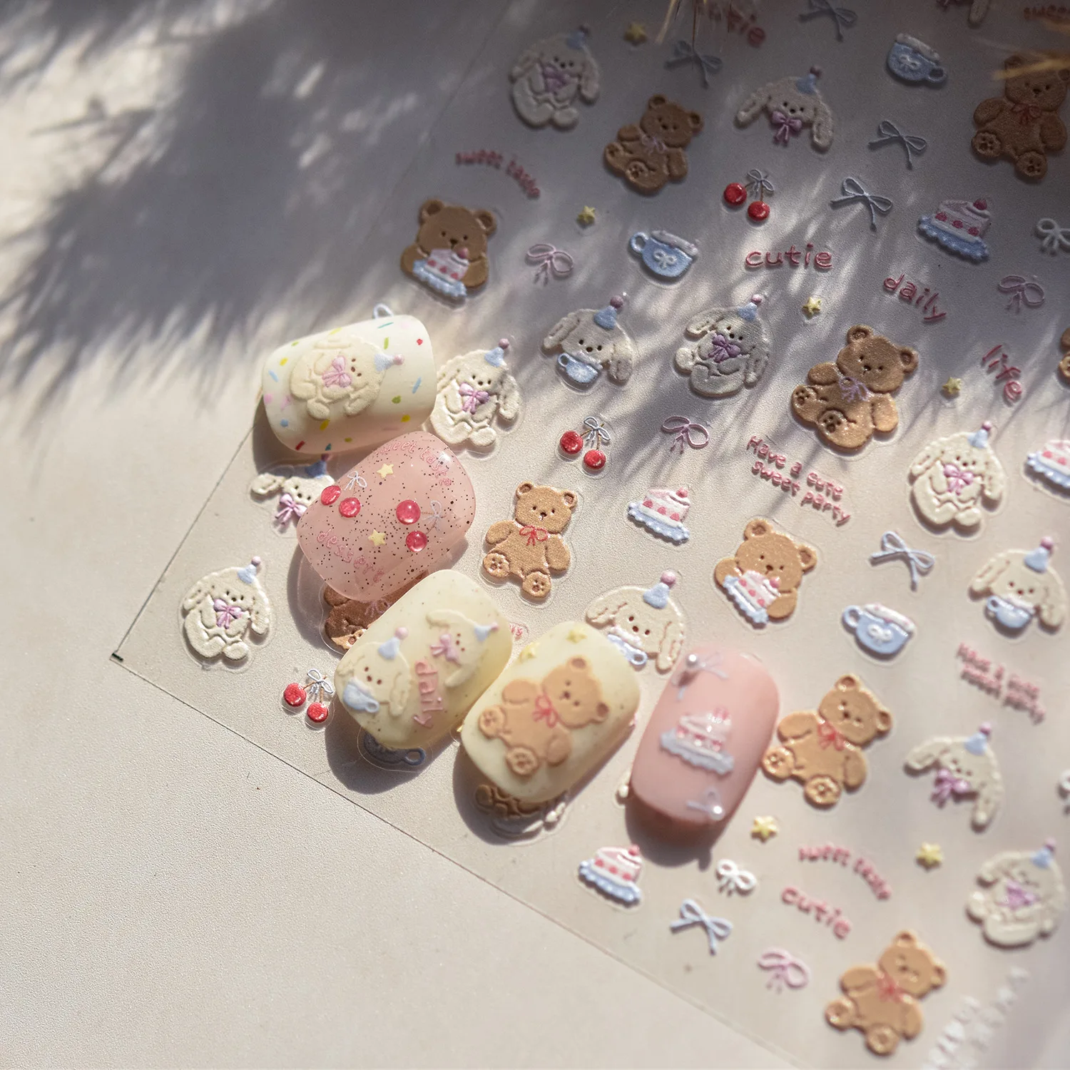 1 Stück 5D Geprägte Nagelaufkleber Niedlicher Grauer Kuchen Teddybär Schleife Cartoon Nagelkunst Aufkleber Selbstklebende Nageldekorationen Abziehbilder DIY Image