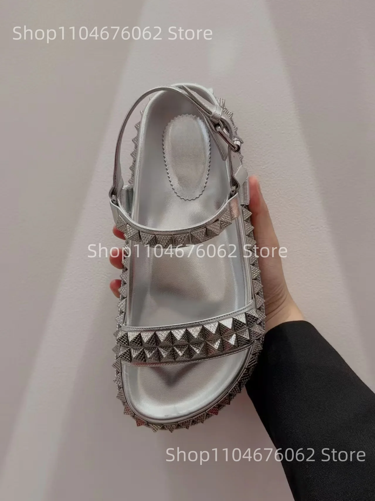 2025 Designer Neue Runde Kappe Flache Outdoor frauen Offene spitze Hausschuhe Straße Punk Niet Dekoration Große Größe Damen Sandalen