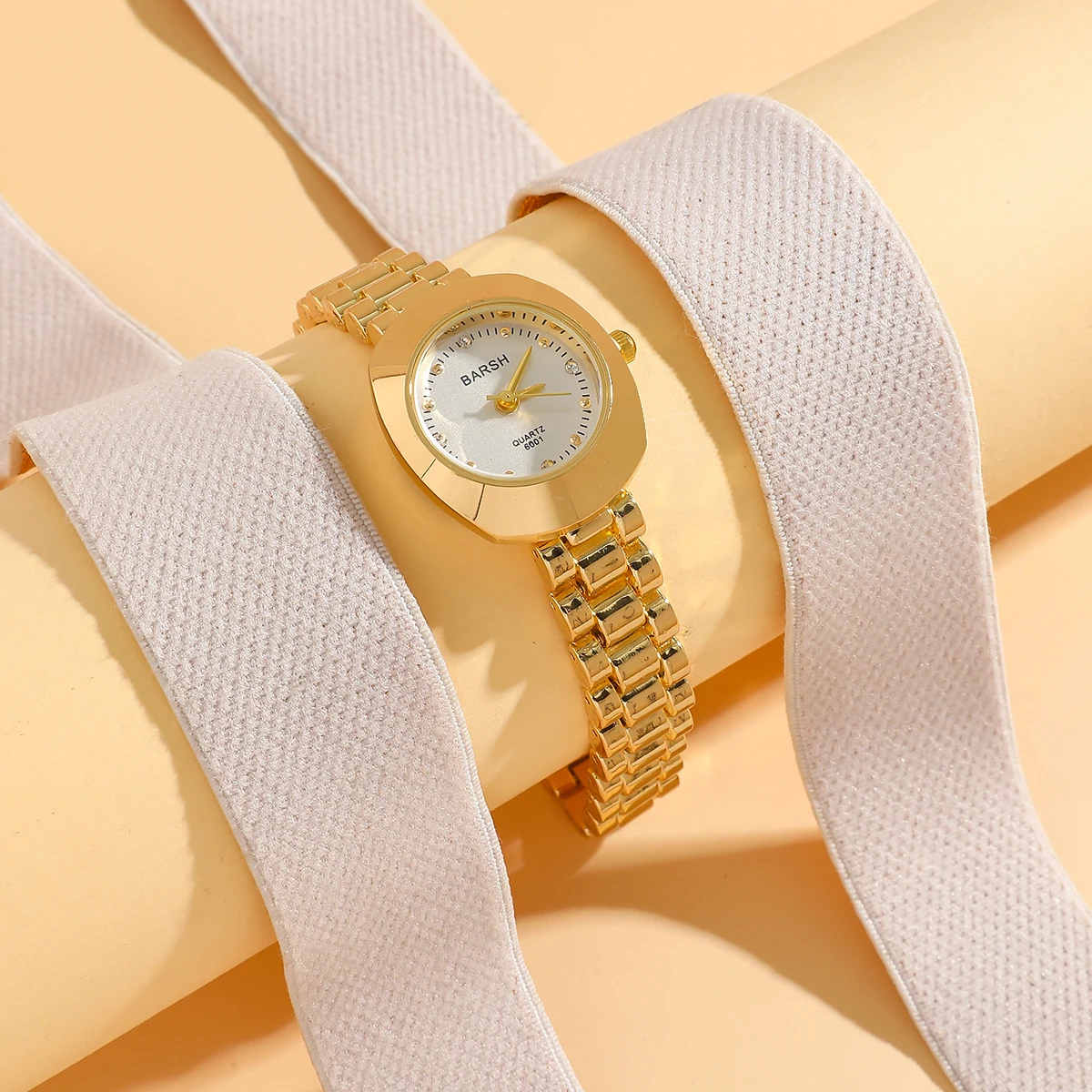 Elegante goldfarbene schlanke Damenuhr – minimalistische Quarz-Armbanduhr mit ovalem Zifferblatt und Gliederarmband Image