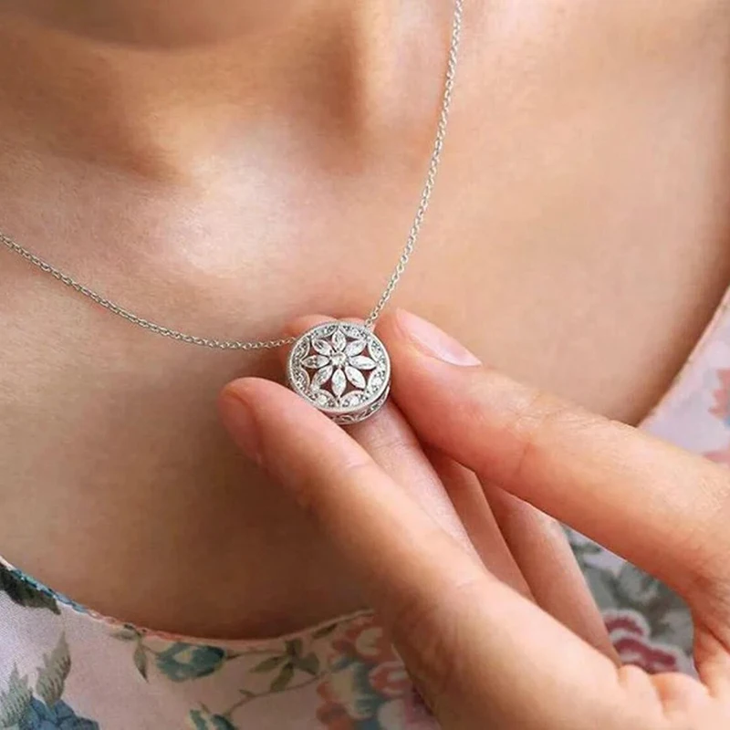 Huitan Halskette mit rundem Blumen-CZ-Kristall-Anhänger für Damen, silberfarben, mit Blumenmuster besetzt, Schmuck, Geschenk für sie, Verlobungszubehör Image