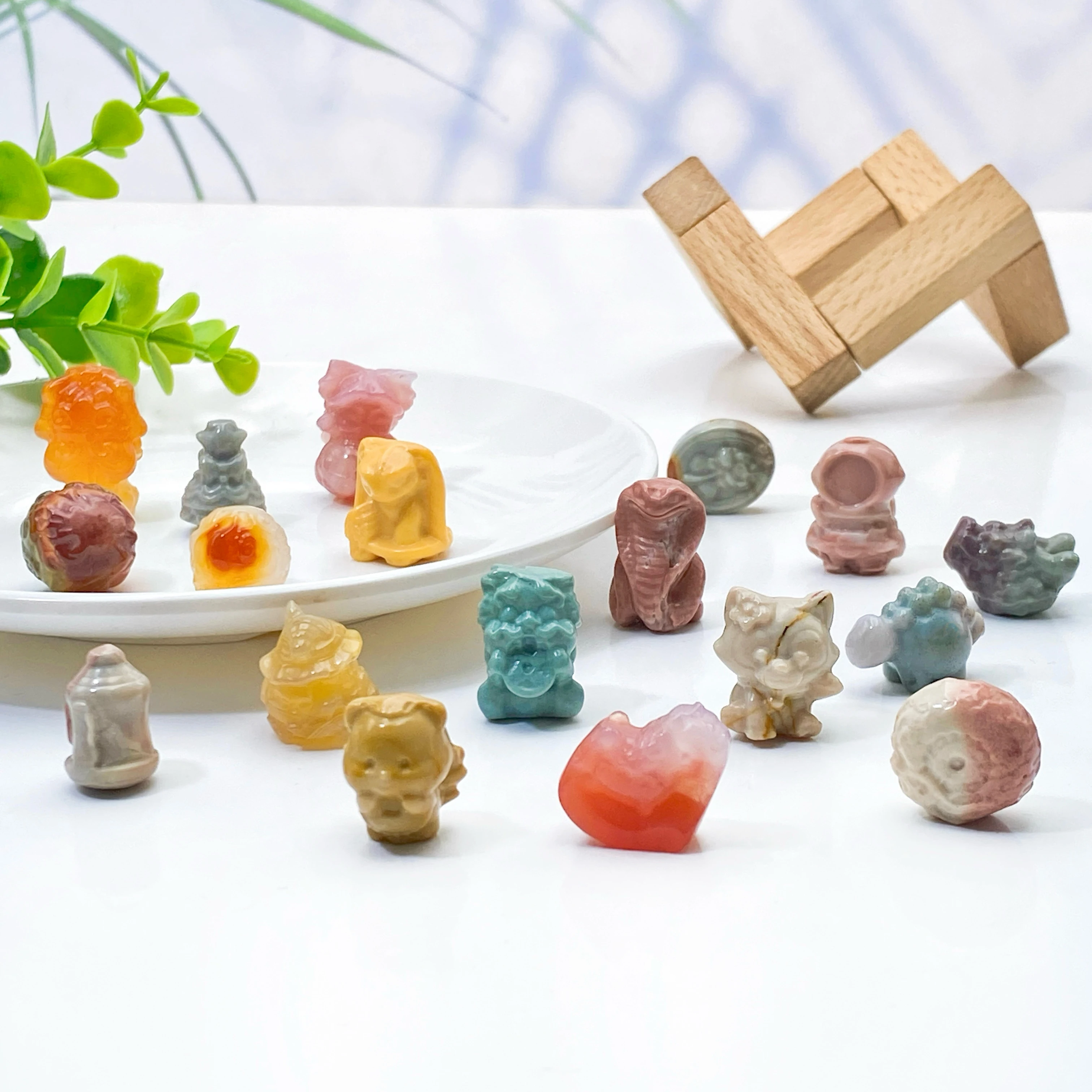 Zufällig 5 Stück hochwertiger Naturstein, gemischte Schnitzerei, Dekoration, natürlicher Kristall, Rohstein, Geburtstagsgeschenk, Szenendekoration. Image