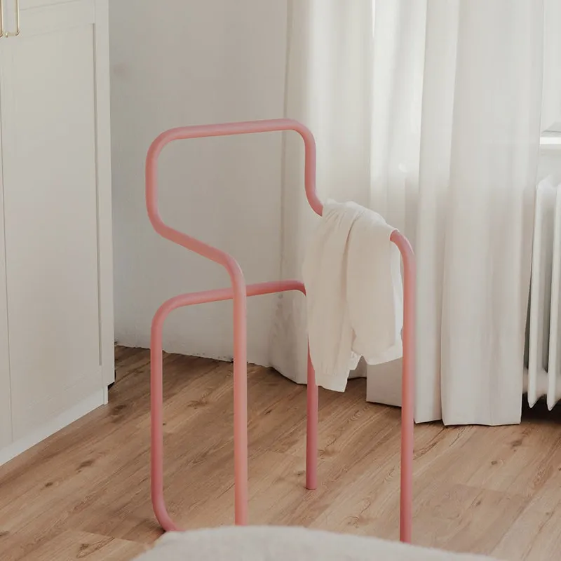 Kreativer Mode-Kleiderständer im Butler-Stil, einfacher Boden-Kleiderständer
