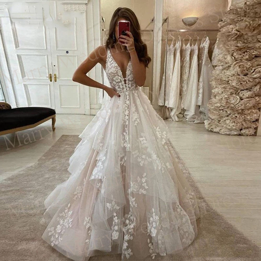 Bescheidene, bezaubernde Brautkleider in A-Linie mit V-Ausschnitt, ärmellose Spitzenapplikationen, Prinzessin-Brautkleider, rückenfrei, abgestufte Vestidos, individuell gestaltet Image