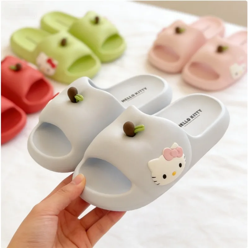 Anime Sanrio Apfelförmige Damen-Sommerpantoffeln, süße Kitty-Hausschuhe mit dicker Sohle, für drinnen und draußen, rutschfest, weiche Sohle, Badeschuhe Image