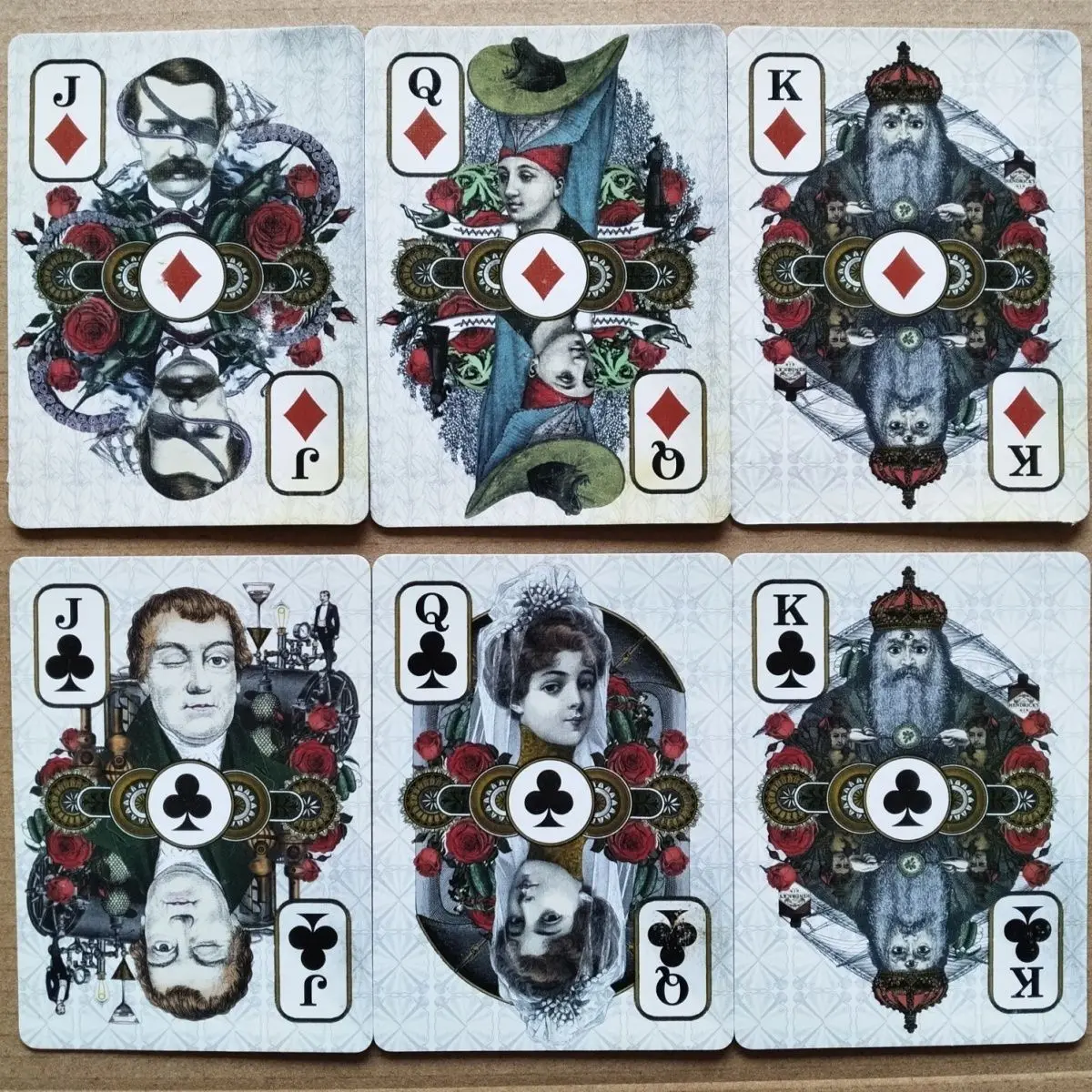 Hendrick's Gin Spielkarten, 54-Karten-Deck im Vintage-Steampunk-Medizin-Kunst-Stil mit Cocktailrezepten, 9*6 cm