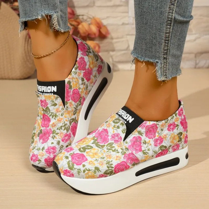 Modische Plateau-Sneaker mit Print für Damen, Frühling und Herbst, leichte Slip-on-Wanderschuhe, rutschfeste, lässige Sportschuhe mit Keilabsatz