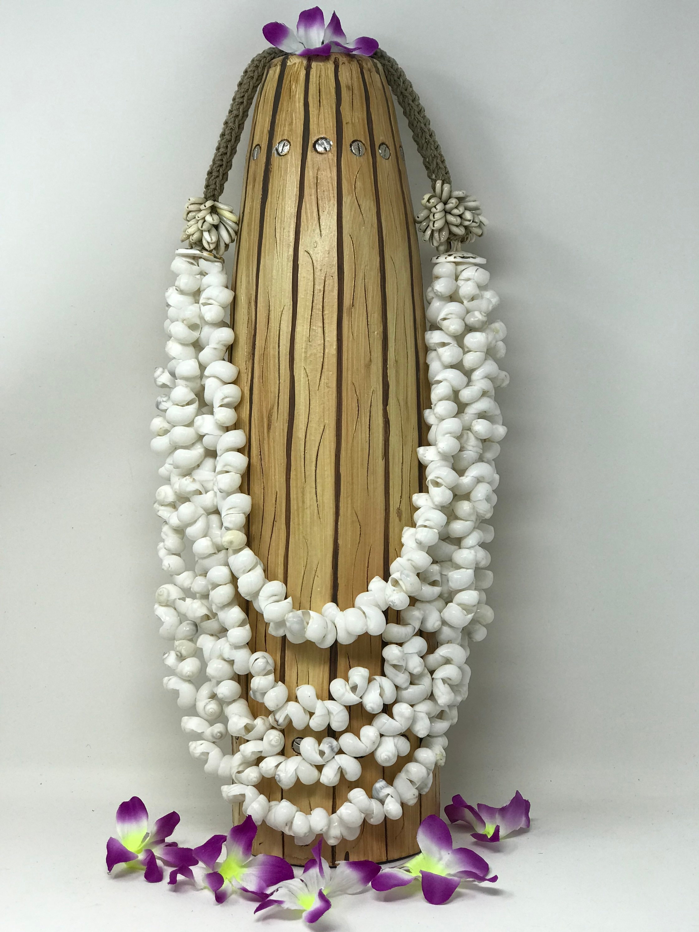 SALDI!! Collana multifilo con conchiglia di luna Nautica bianca. Collana di laurea. Collana di ciprea. Collana polinesiana. Collana di conchiglia.