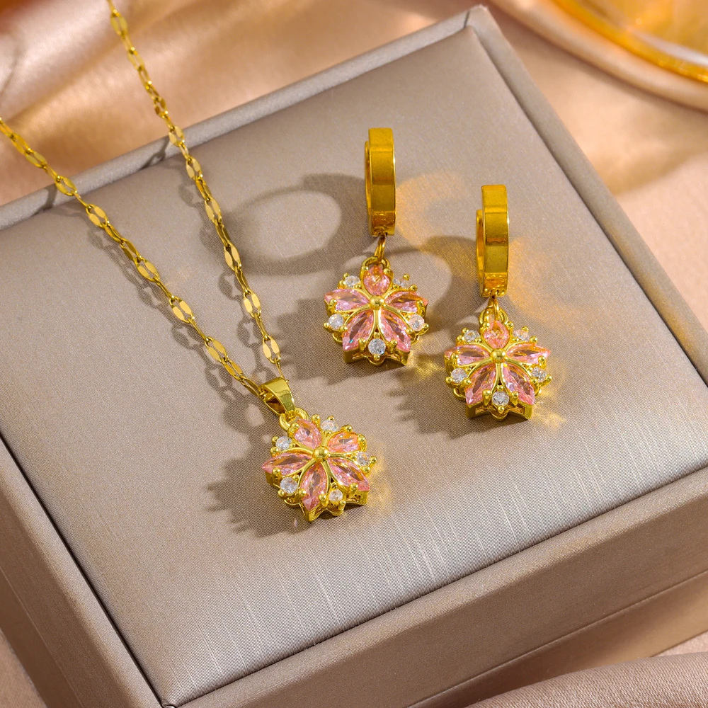 Niedliches, romantisches rosa Sakura-Halsketten- und Ohrring-Set für Damen, luxuriöses 18K vergoldetes Schmuckset, sexy Schlüsselbeinkette, Geschenk für Mädchen. Image