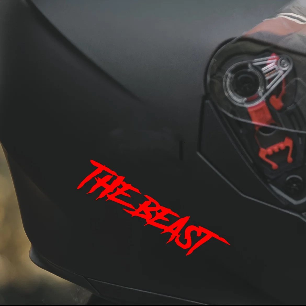 1 Stück Edgy THE BEAST wasserfeste Aufkleber, weiß/rote Aufkleber für Motorradhelm, Auto, Fahrrad, Dekoration Image