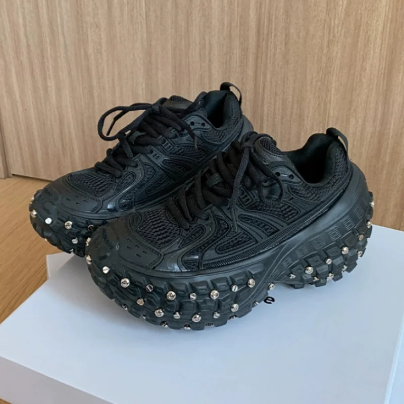 Atmungsaktive Nietenreifen-Durian-Dad-Schuhe mit dicken Sohlen, metallischer Gummi-Mesh-Sneaker, lässige Mode, Komfort-Schuh, Nieten-Trend-Dad-Schuh