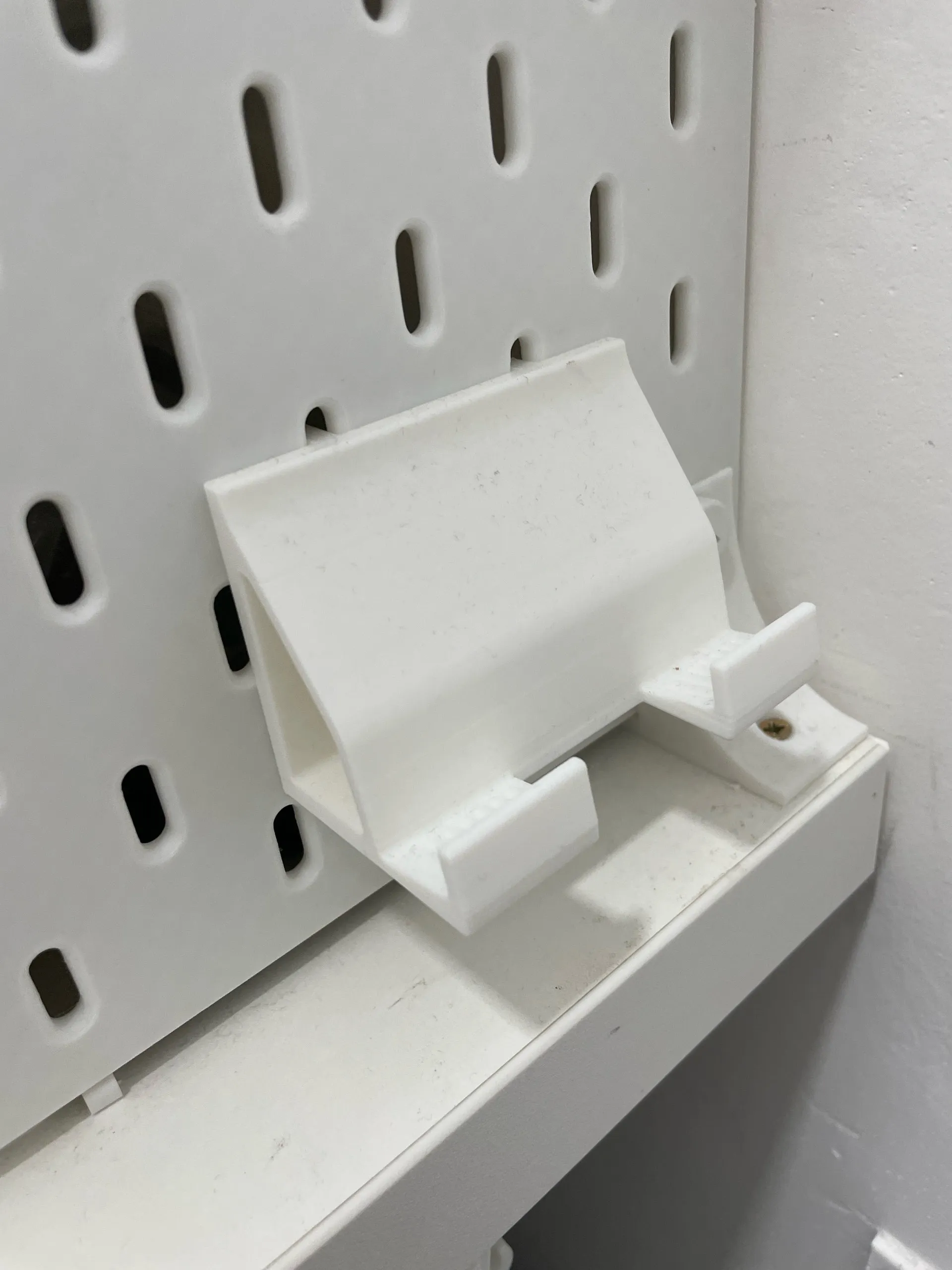 Skadis Pegboard Handyhalterung Perforierte Wandhalterung Handyständer Freihändiger Organizer für Zuhause Büro Werkstatt Image