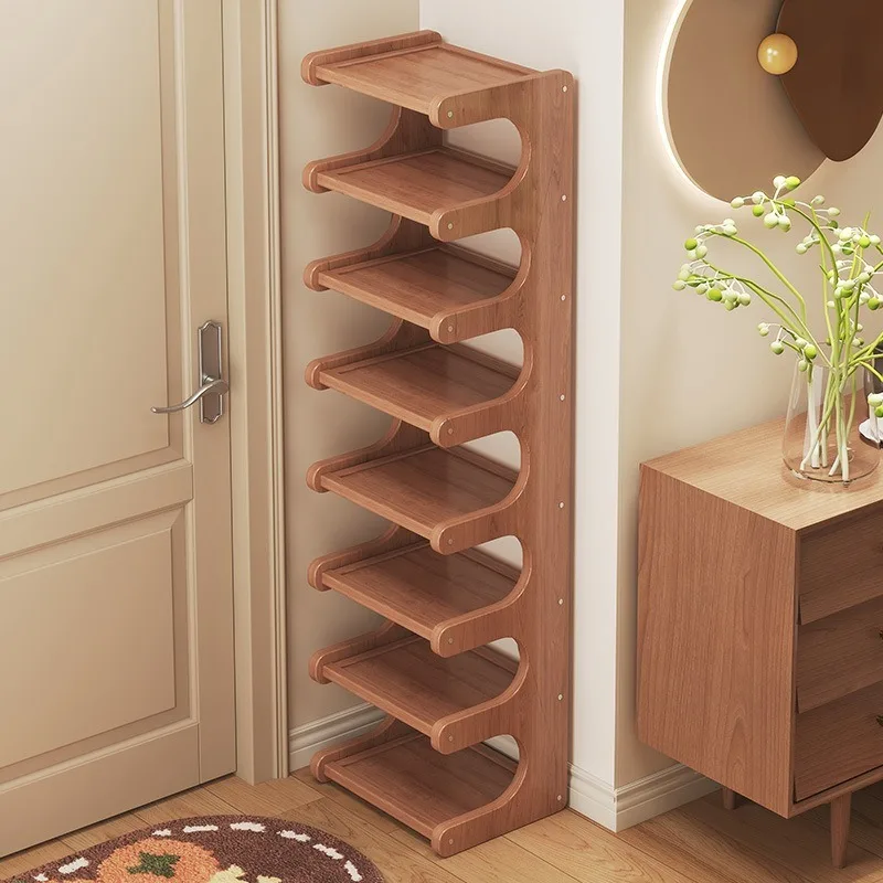 Das Schuhregal und das schmale mehrschichtige Lagerregal in der Haushaltsecke enthält die Tür. Kleiner, platzsparender Schuhschrank