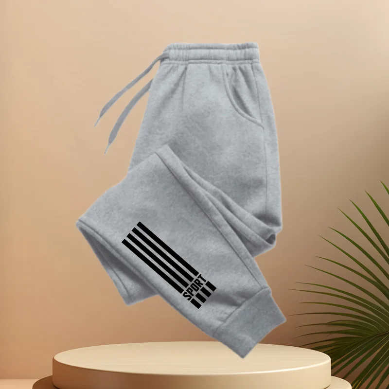 Klassische Herren-Sporthose, Jogginghose, modische Sport-Sweatpants mit Musterdruck und Kordelzug am Bund. Image