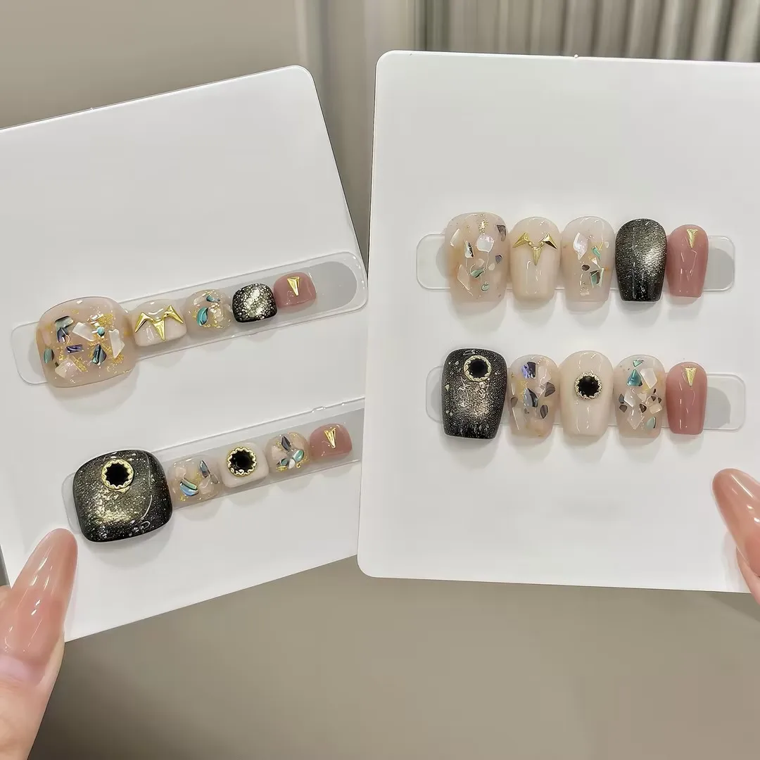 10 Stück handgemachte künstliche Nägel. Hände und Füße sehen gleich aus. Aufklebenägel, falsche Nägel, französisches Retro-Fritillaria-Design. Image