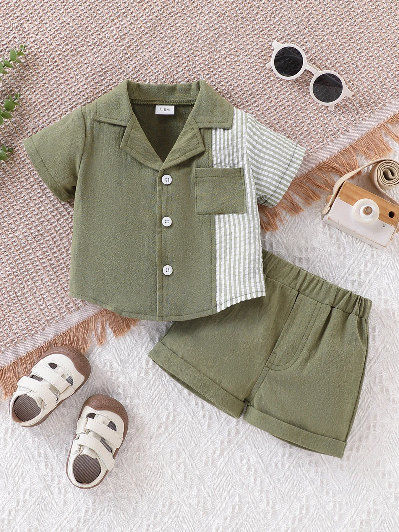 Set aus kurzärmeligem Hemd und Shorts für Babys mit Patchwork-Streifenmuster, leicht und atmungsaktiv, sommerliches, lässiges und modisches Outfit Image
