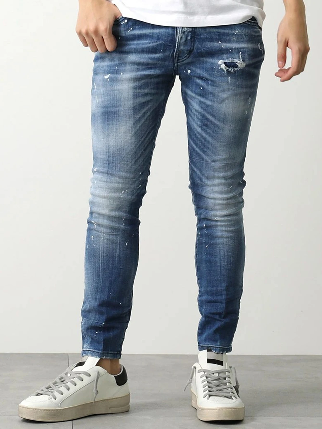 Herren High-Street-Style Slim-Fit Jeans mit Rissen, Einzelstück mit Farbspritzern und dehnbarem Skinny Fit, mit Whisker-Textur und Distressed-Look, geeignet für amerikanischen Streetwear-Stil, Image