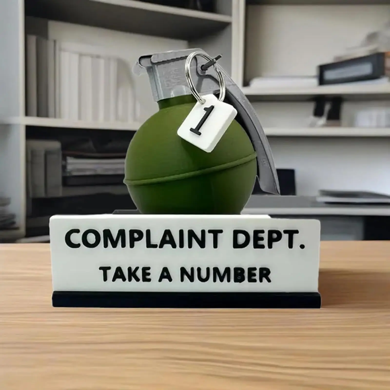 1 Stück Schreibtisch-Dekoschild, Lustiges Büro-Dekorationsornament, Beschwerdeabteilung Schreibtischschild, 3D-Gedrucktes Scherzgeschenk, Lustiges Granatenförmiges Beschwerdeabteilungs-Geschenk für Image