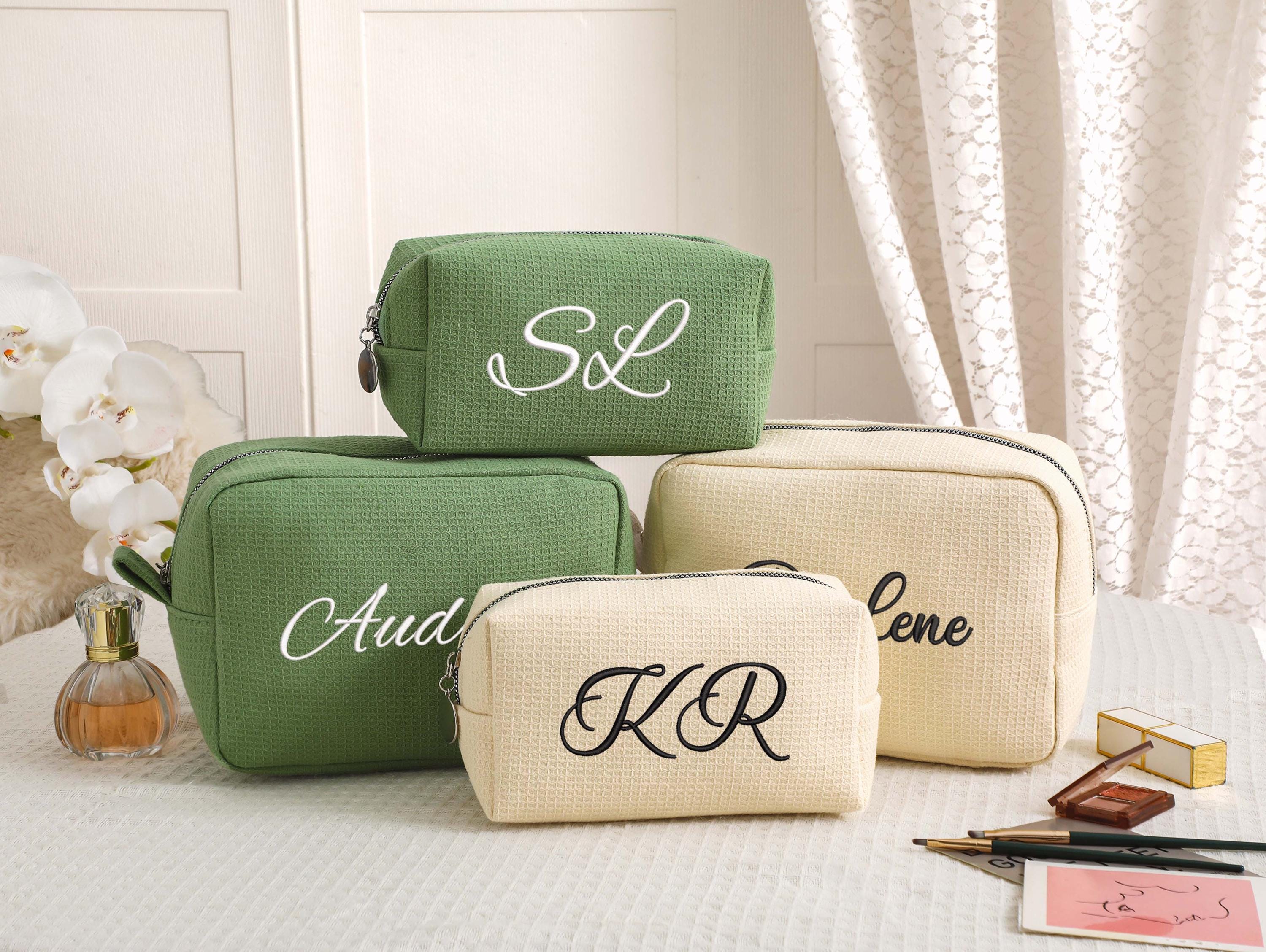 Borsa cosmetica a nido d'ape ricamata personalizzata, borsa per il trucco con monogramma, borsa per il trucco per damigella d'onore, borsa da toilette