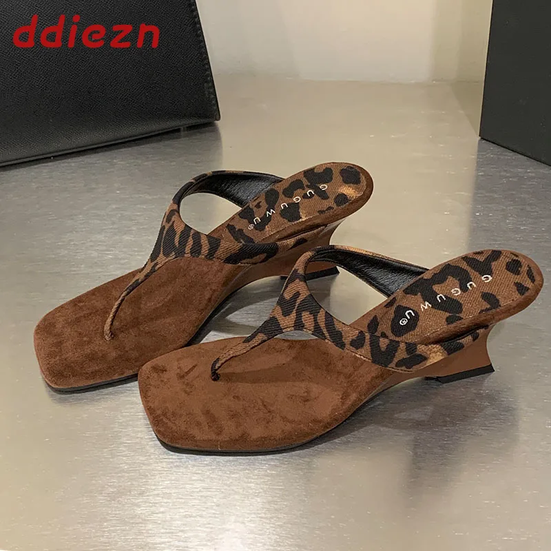 Modische Leopardenmuster Damen Flip-Flops Pantoletten Keilabsatz Schuhe Pumps Sommer Strand Slides Damen Sandalen Hausschuhe